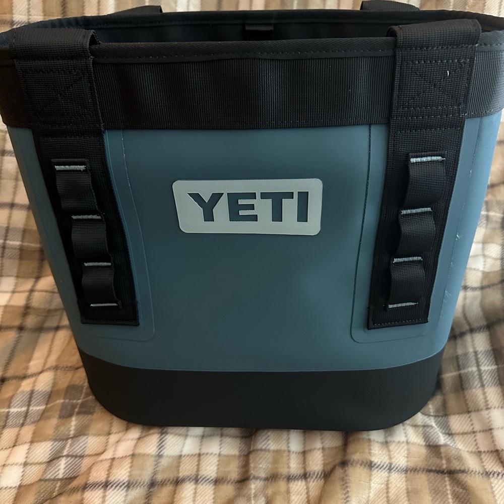 YETI Carryall 20